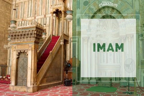 L'espace de prière et le minbar de la mosquée